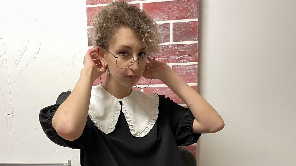 AntoniaPavone online on GirlsOfJasmin