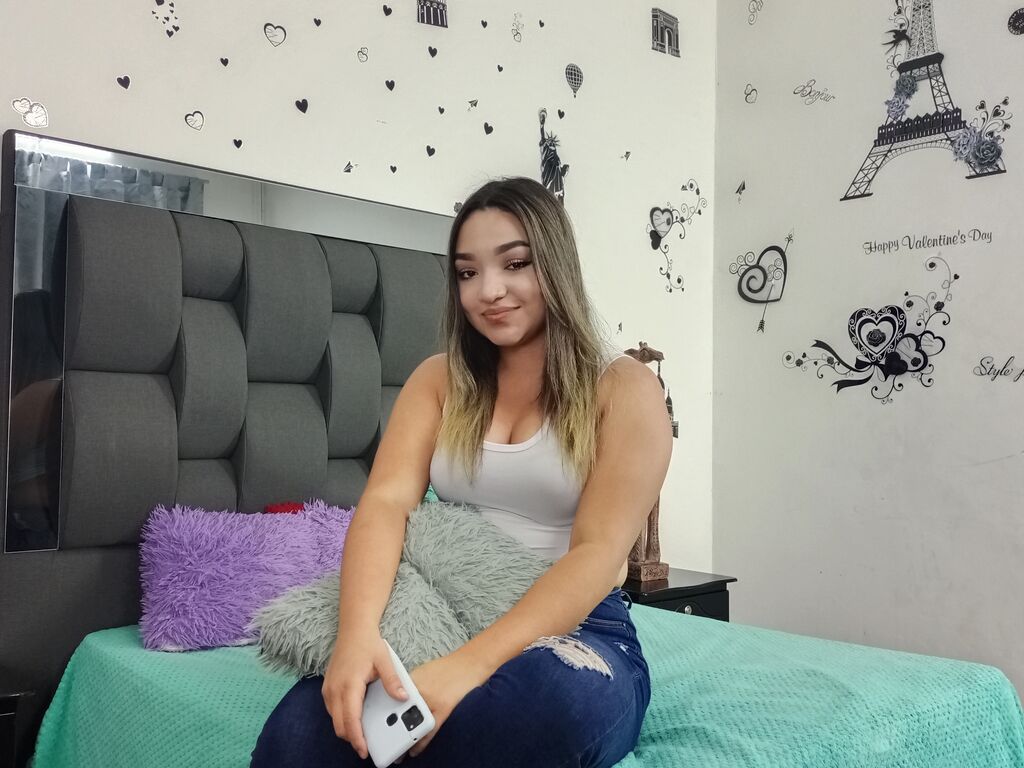 MontseFerrera cam flirting