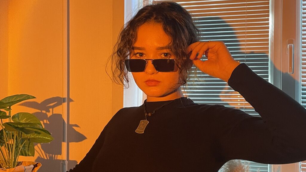 GloriaManzoni online on GirlsOfJasmin